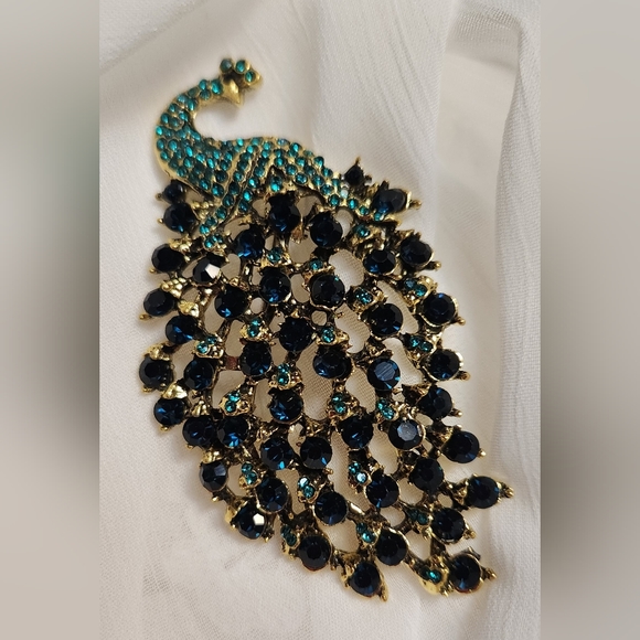 Jewelry - Peacock Vintage Looking Pin